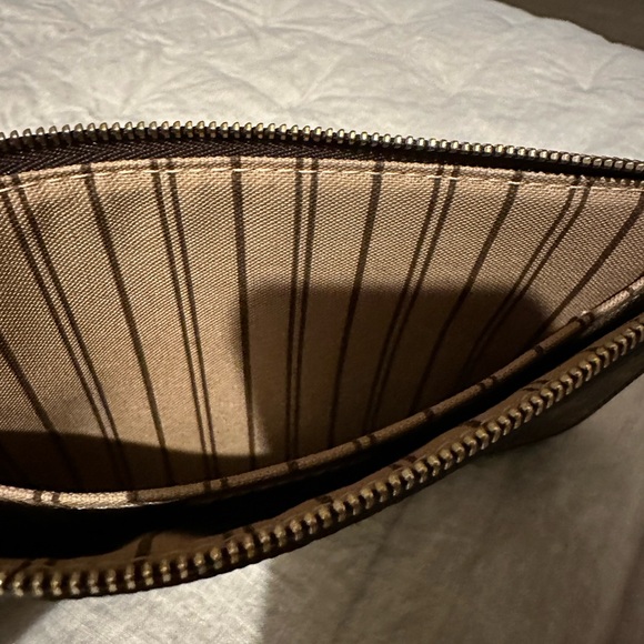 Like NEW! AUTHENTIC MONOGRAM LOUIS VUITTON WRISTLET.No signs of wear in or out. - Picture 3 of 10